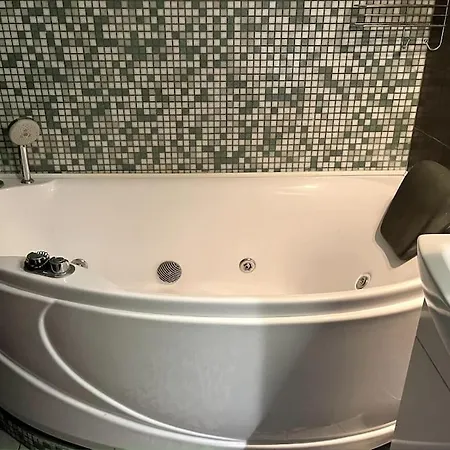 Kena Korter Kesklinnas Ja Ranna Laehedal!